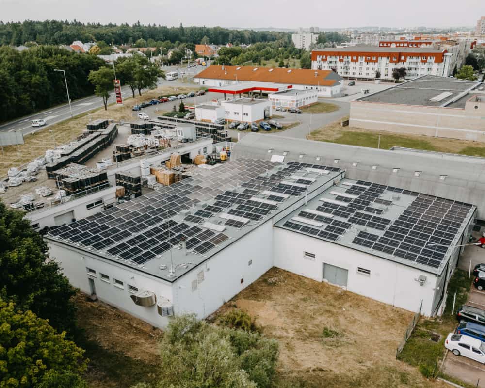 Fotovoltaické panely na střeše budovy.